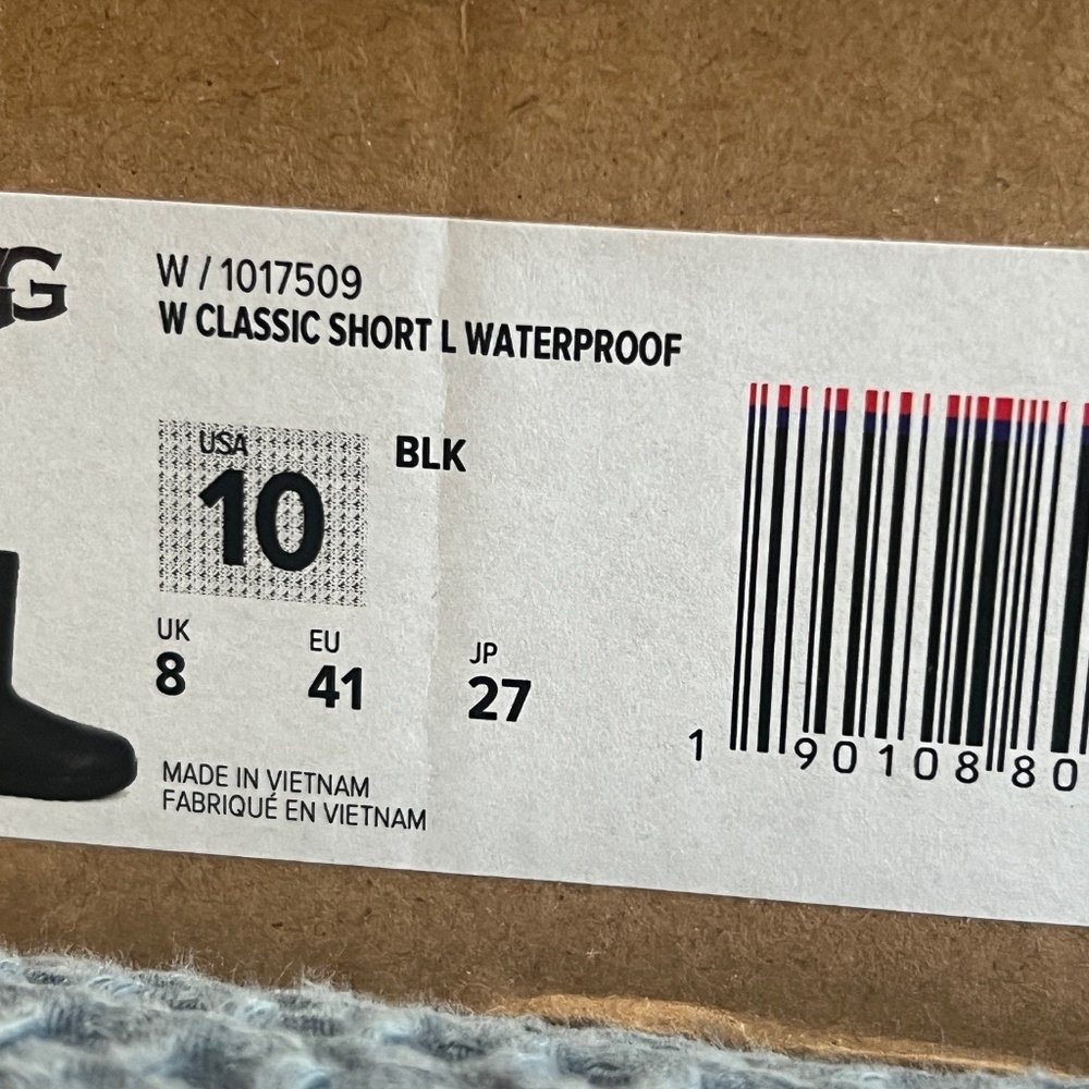 Ugg Classic Short Waterproof size 10 - Picture 7 of 7
